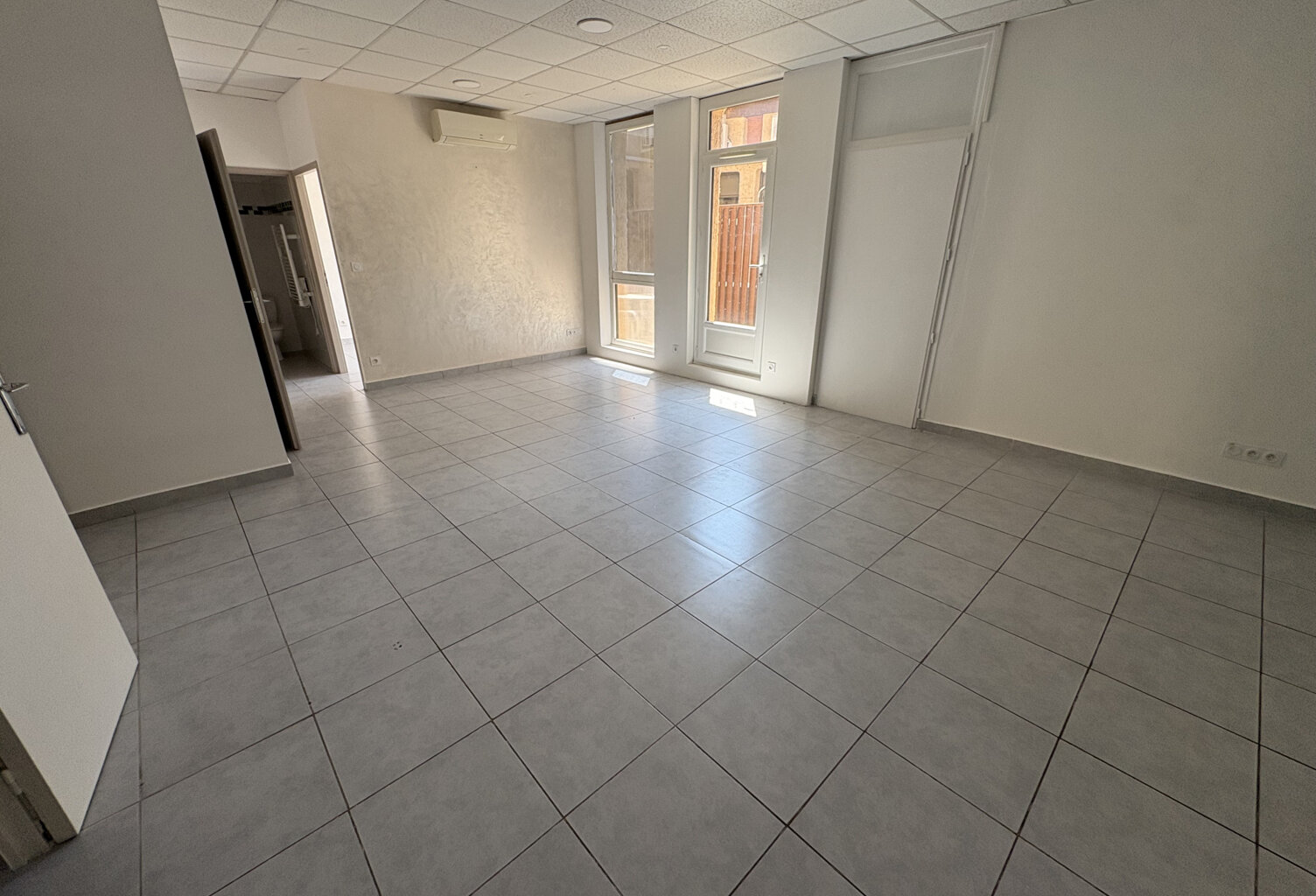 Carpentras   Appartement T2 avec cour privative, parking et — photo 1