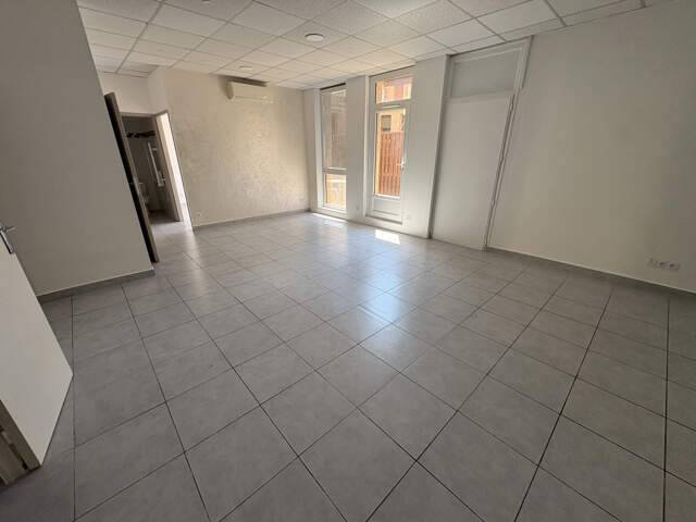 Carpentras   Appartement T2 avec cour privative, parking et — photo du bien