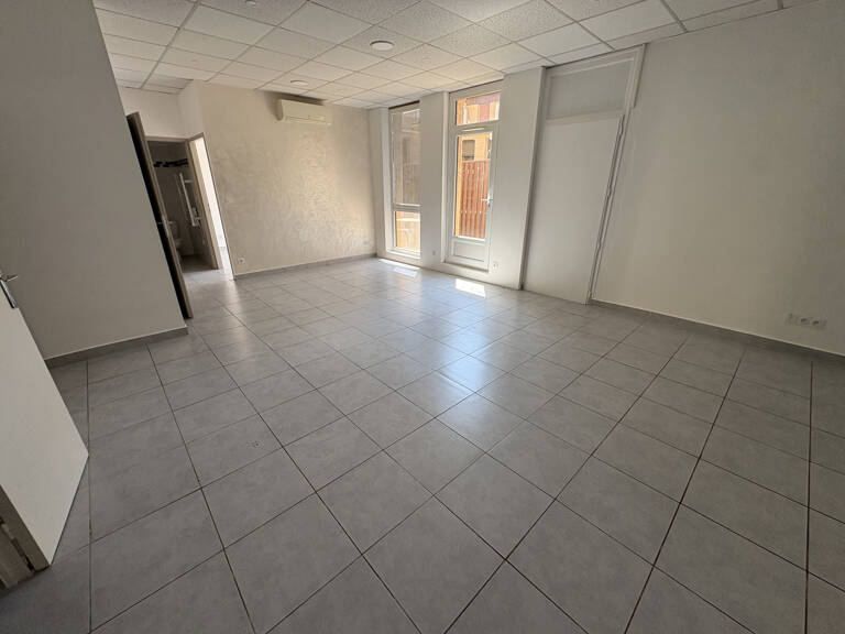 Carpentras   Appartement T2 avec cour privative, parking et — photo 1
