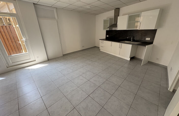 Carpentras   Appartement T2 avec cour privative, parking et — photo 2