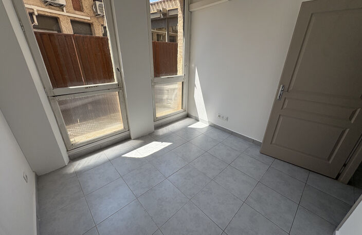 Carpentras   Appartement T2 avec cour privative, parking et — photo 4