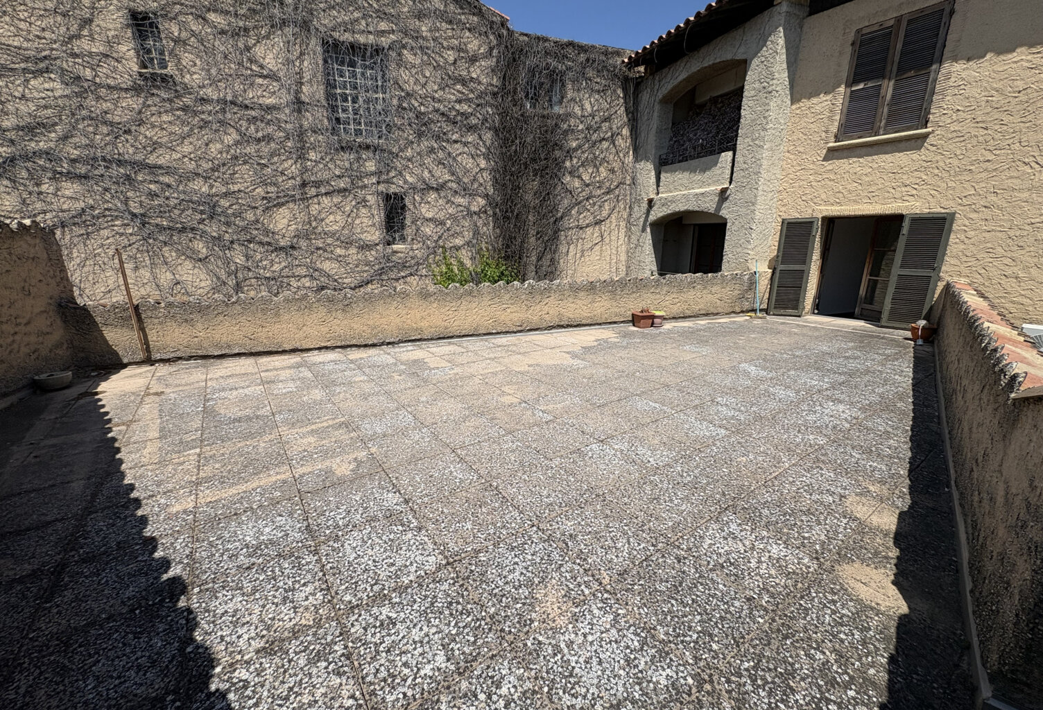 Carpentras   T3 avec terrasse de 50 m2, balcon, parking et c — photo 1