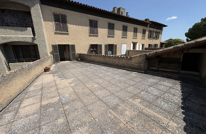 Carpentras   T3 avec terrasse de 50 m2, balcon, parking et c — photo 2
