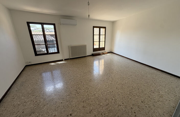 Carpentras   T3 avec terrasse de 50 m2, balcon, parking et c — photo 3
