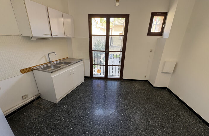 Carpentras   T3 avec terrasse de 50 m2, balcon, parking et c — photo 4