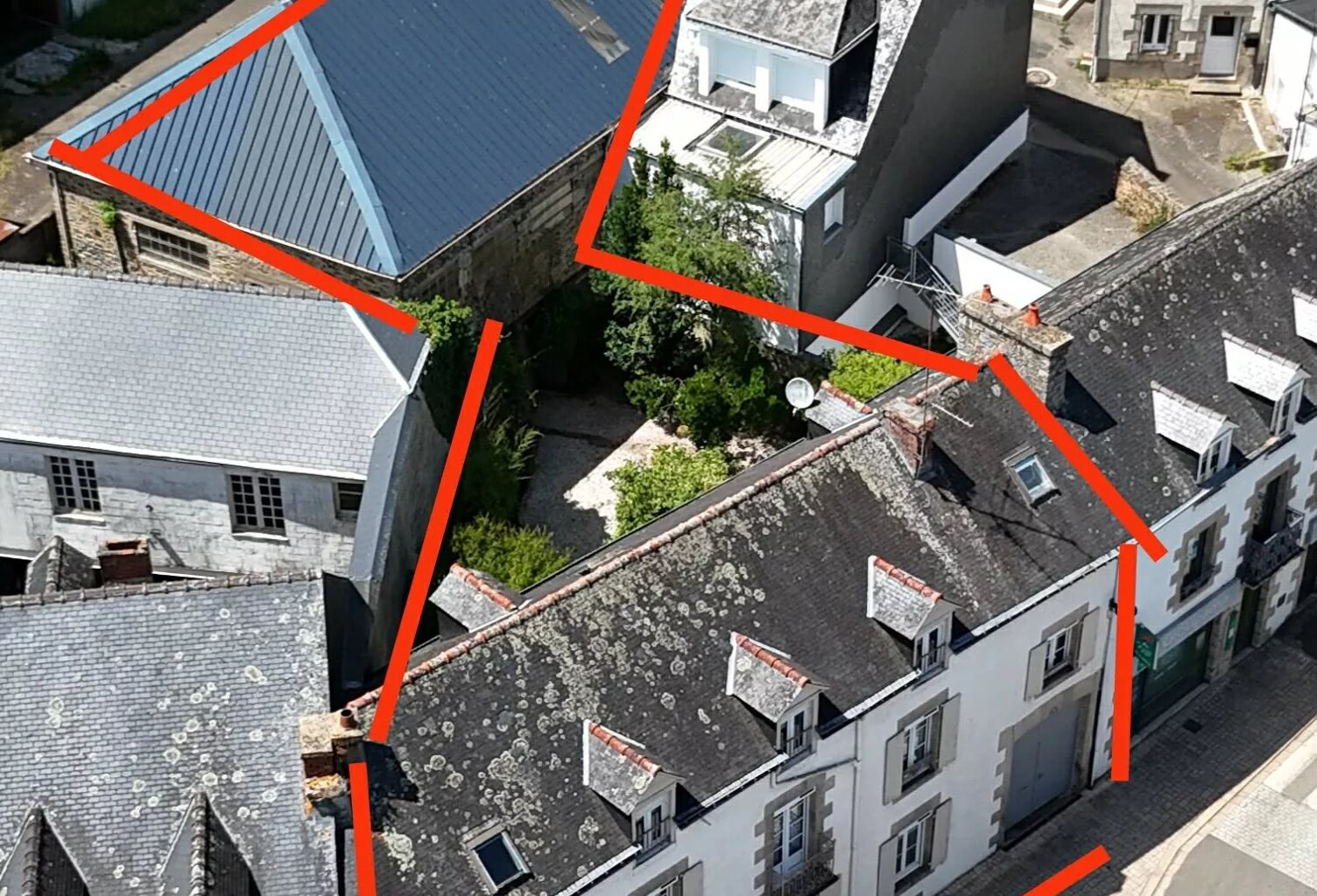 ROHAN - GRANDE MAISON DE CARACTÈRE 200 M² - 6/7 CHAMBRES AINSI QU'UN HANGAR DE 200 M² — photo 1