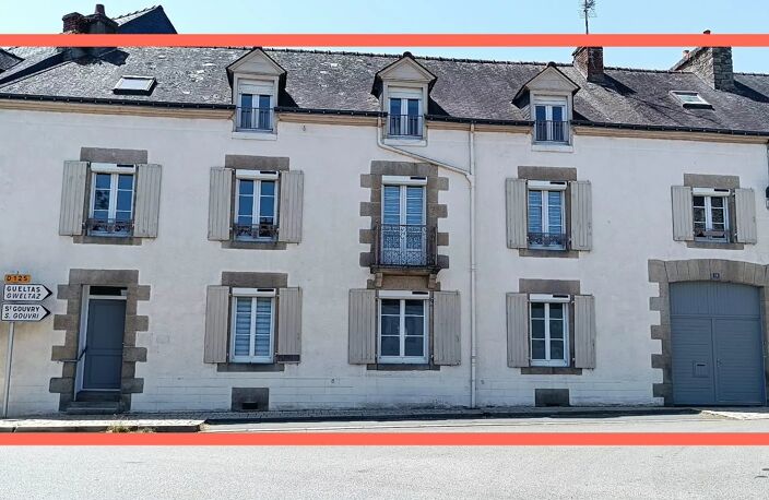 ROHAN - GRANDE MAISON DE CARACTÈRE 200 M² - 6/7 CHAMBRES AINSI QU'UN HANGAR DE 200 M² — photo 2
