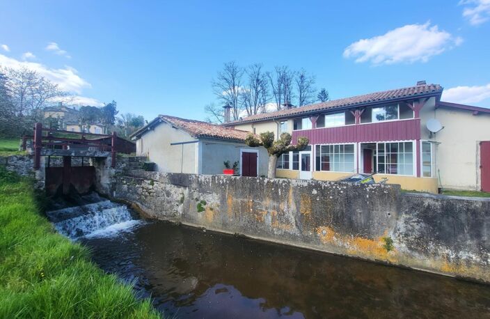 Joli moulin au pied de la cathédrale de Bazas entre histoire et nature. — photo 2
