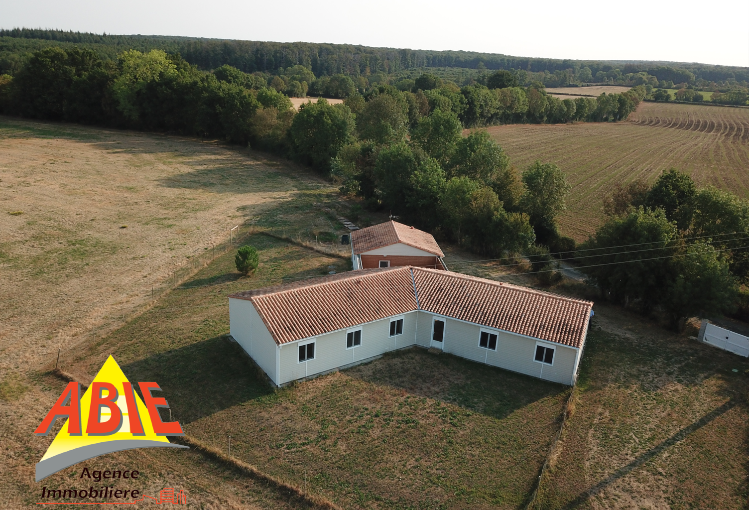 Maison plain pied 4 chambres entre Fontenay-le-Comte et La C — photo 1