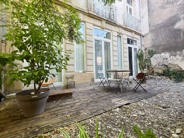 Ancienne annexe du château   Maison de caractère avec cour — photo du bien