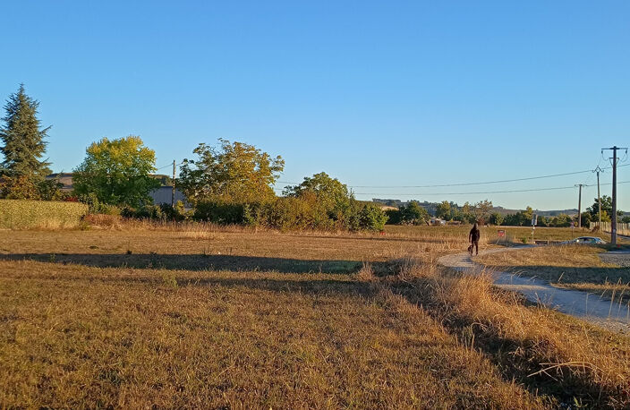 Rabastens Grand terrain plat de 1304 m2  Cadre champêtre Centre ville — photo 3