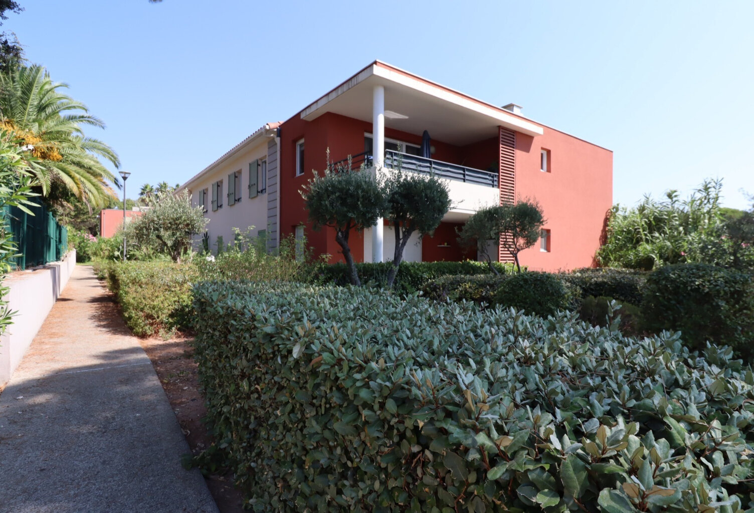 VENTE EN EXCLUSIVITE - FREJUS - APPARTEMENT 4 PIECES 76M2 DANS UNE RESIDENCE AVEC PISCINE — photo 1