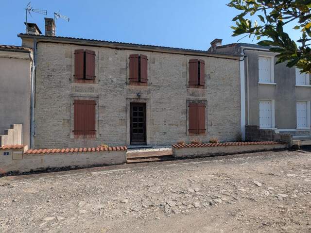 GRANDE MAISON A RÉNOVER AVEC JARDIN - ENVIRONNEMENT CALME — photo du bien