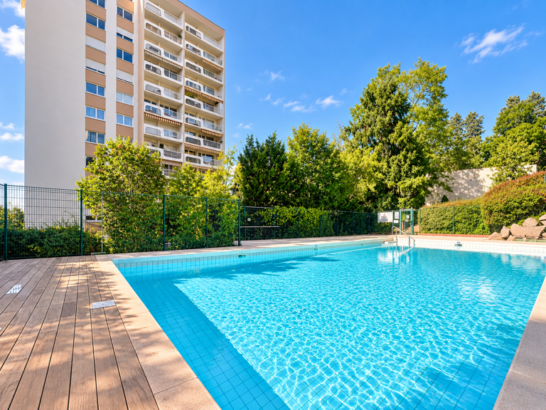 Tassin — résidence avec piscine, T4 au 8ᵉ étage, balcon et vue dégagée — photo 1