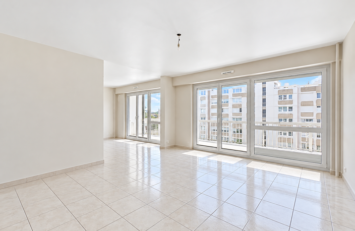 Tassin — résidence avec piscine, T4 au 8ᵉ étage, balcon et vue dégagée — photo 3
