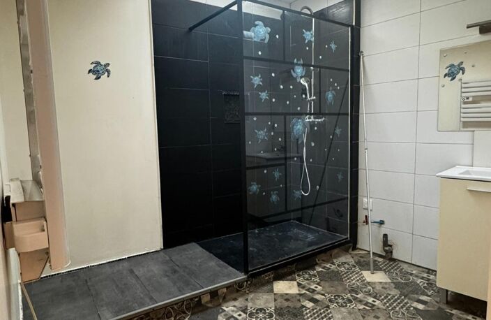 Maison rénovée avec dépendance et grand terrain — photo 4