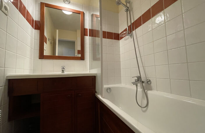 Appartement T2 dans un parc résidentiel entouré de verdure, à proximité immédiate de St J P Port. — photo 5