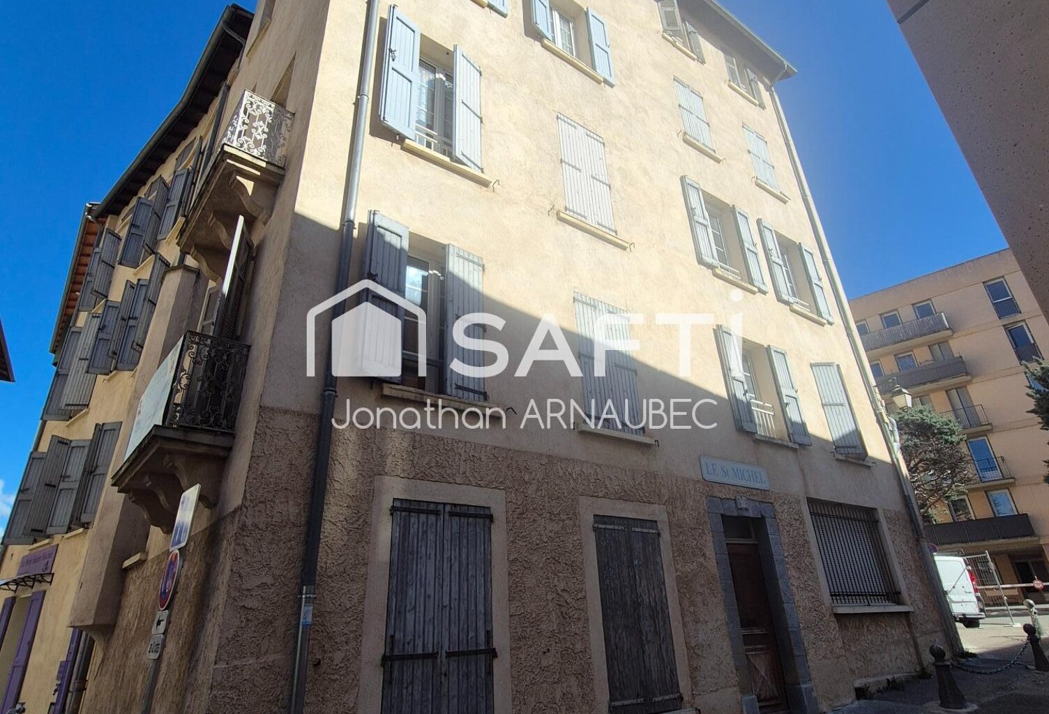 Investisseurs, découvrez un immeuble de 10 appartements offrant un fort potentiel de rentabilité au cœur de Digne-les-Bains. — photo 1