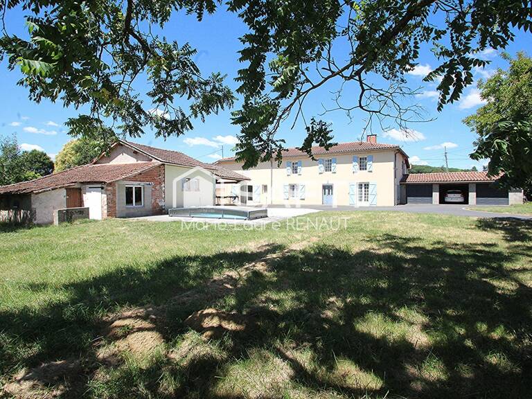 Maison ancienne avec piscine et terrain plat, grand garage et dépendances — photo 1