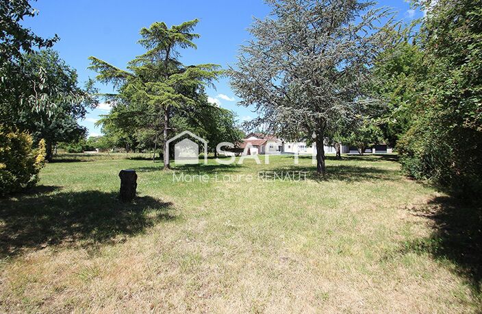 Maison ancienne avec piscine et terrain plat, grand garage et dépendances — photo 2