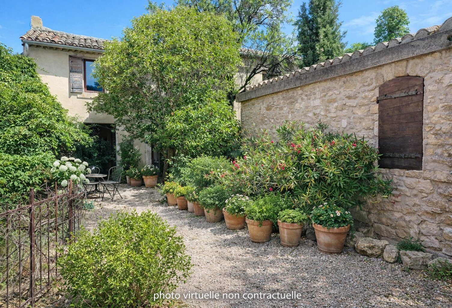 Robion  Bastide du XIXe siècle à rénover avec dépendances — photo 1