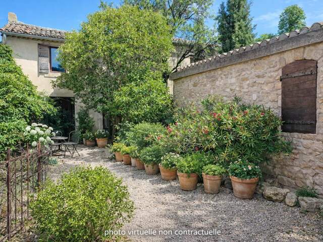 Robion  Bastide du XIXe siècle à rénover avec dépendances — photo du bien