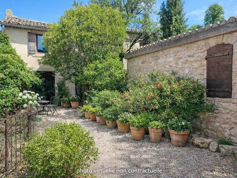Robion  Bastide du XIXe siècle à rénover avec dépendances — photo 1
