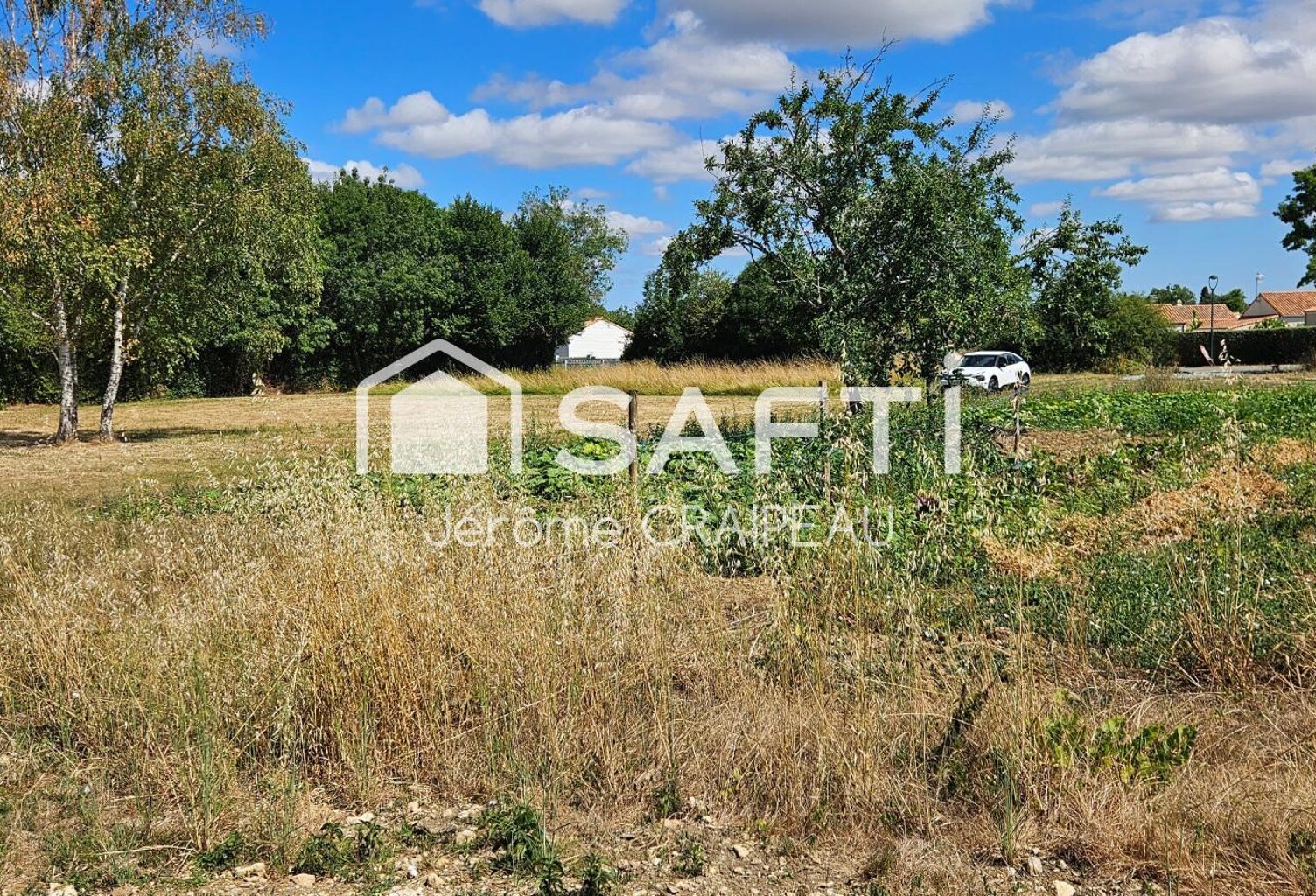 LE BERNARD : Terrain constructible de 754 m2 hors lotissement. — photo 1