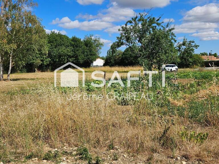 LE BERNARD : Terrain constructible de 754 m2 hors lotissement. — photo 1