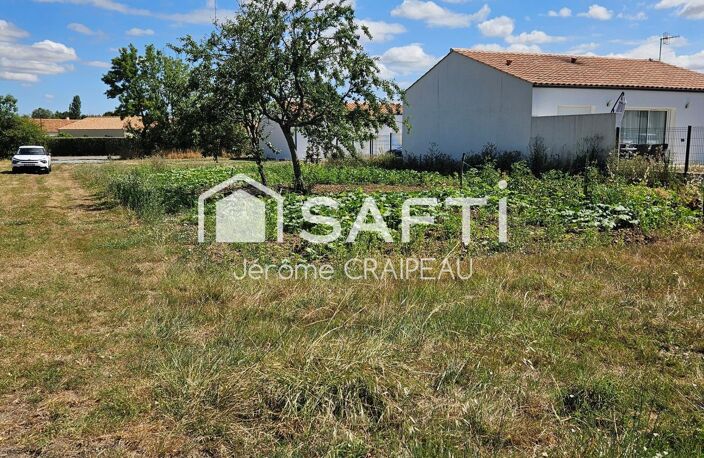 LE BERNARD : Terrain constructible de 754 m2 hors lotissement. — photo 3