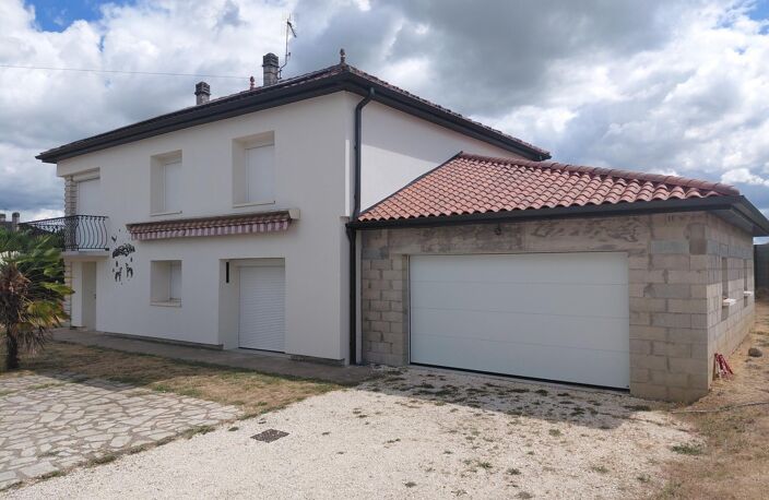 Maison d'environ 155 m2 entièrement rénovée avec garage isolé attenant de 50 m2 sur un terrain d'environ 2000 m2 — photo 4