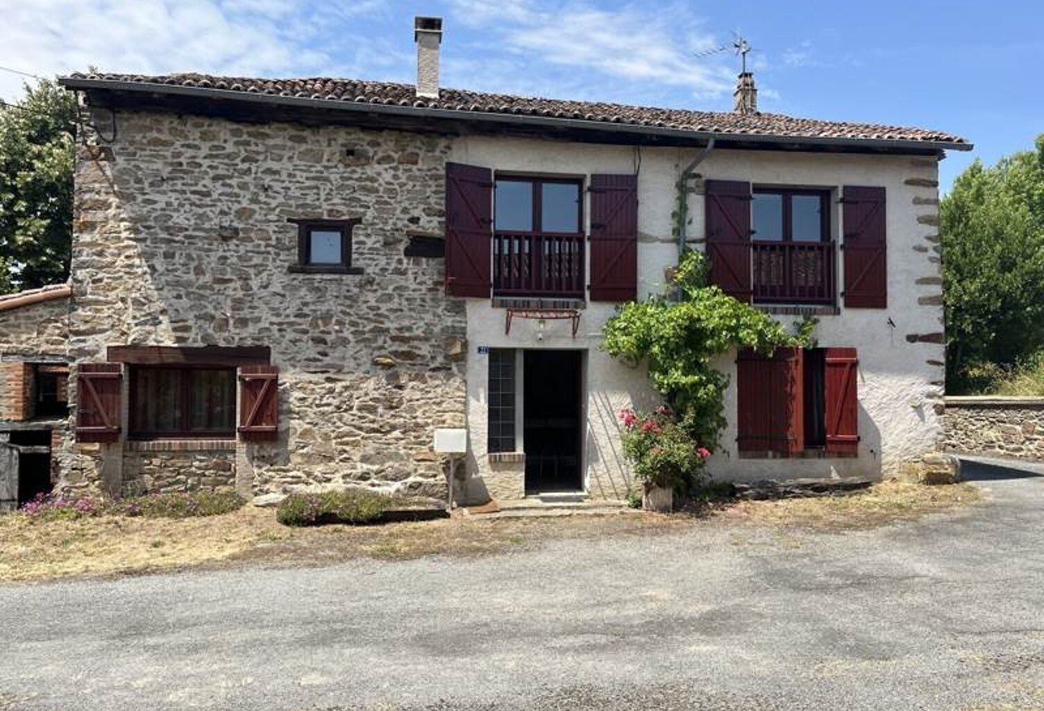 Maison en pierre de 3 pièces principales — photo 1