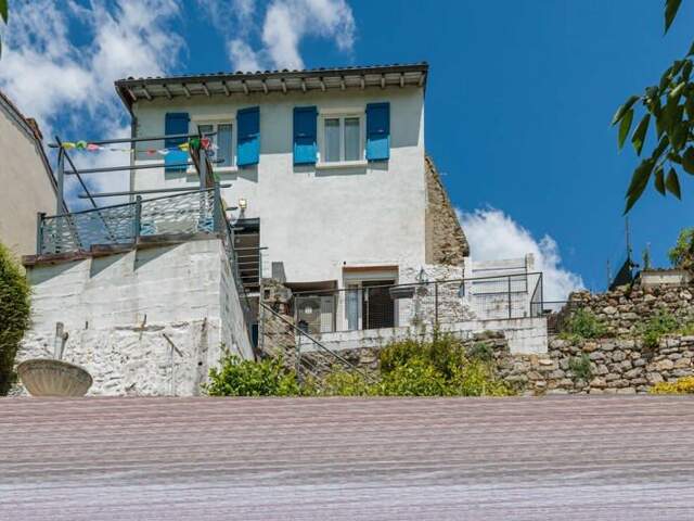 Maison en pierre de 5 pièces principales — photo du bien