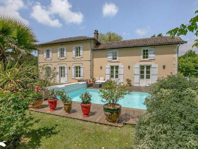 Maison 11 pièces 230 m² à Mios — photo du bien