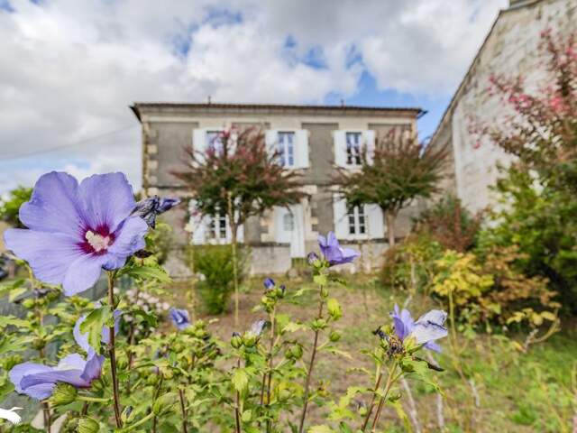 Maison en pierre de 4 pièces principales — photo du bien