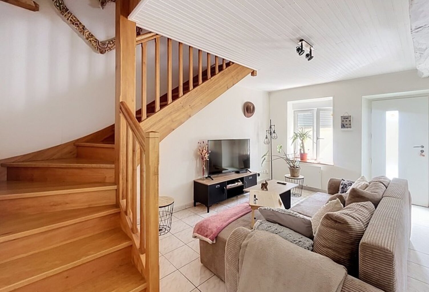 Maison en pierre de 3 pièces principales — photo 1