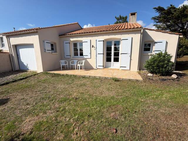 BREM SUR MER 85 A 2 PAS DES PLAGES DANS QUARTIER RESIDENTIEL VILLA PLAIN PIED AVEC GARAGE ET JARDIN CLOS — photo du bien