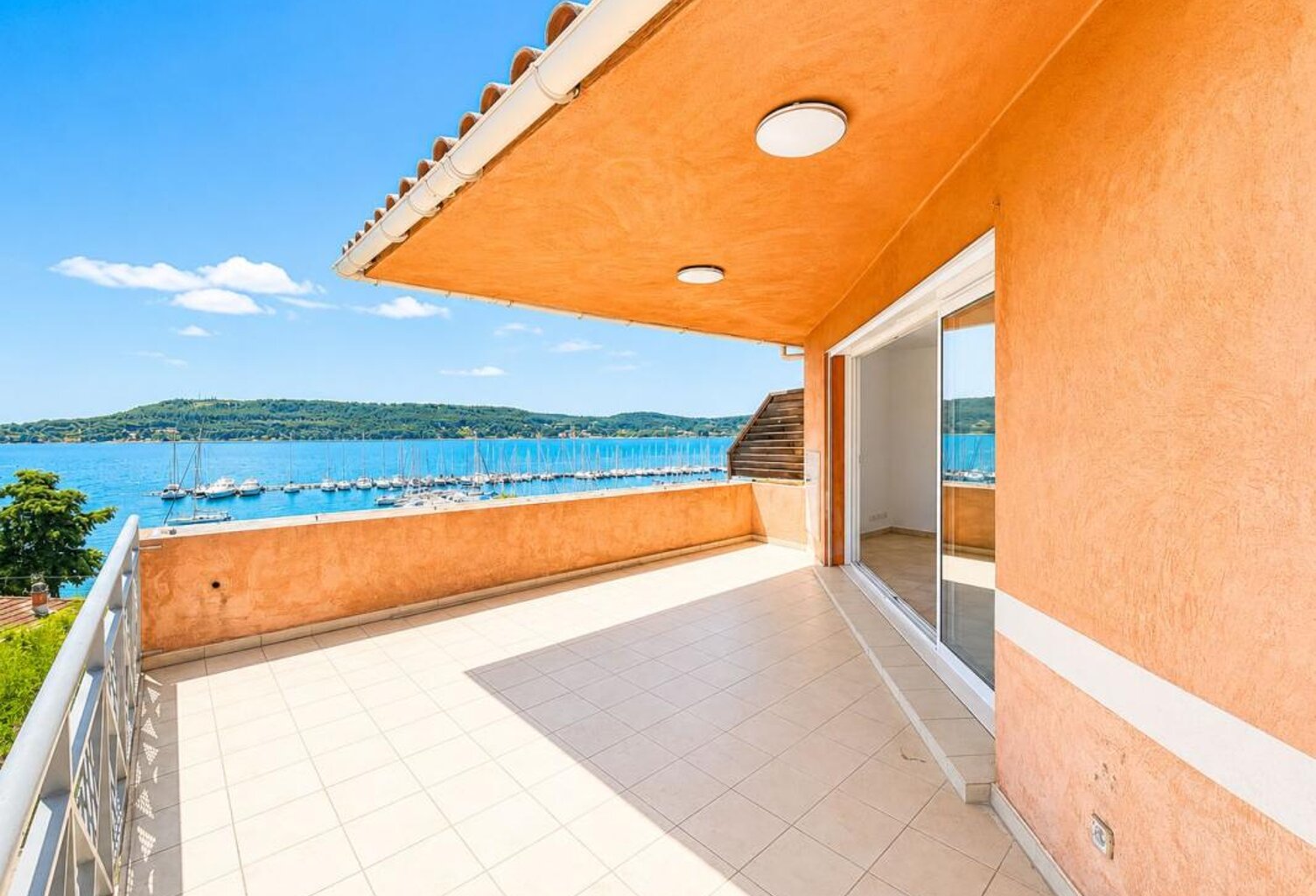 Opportunité unique : appartement de standing avec terrasse et jardin en bord d'étang à Saint-Chamas ! — photo 1