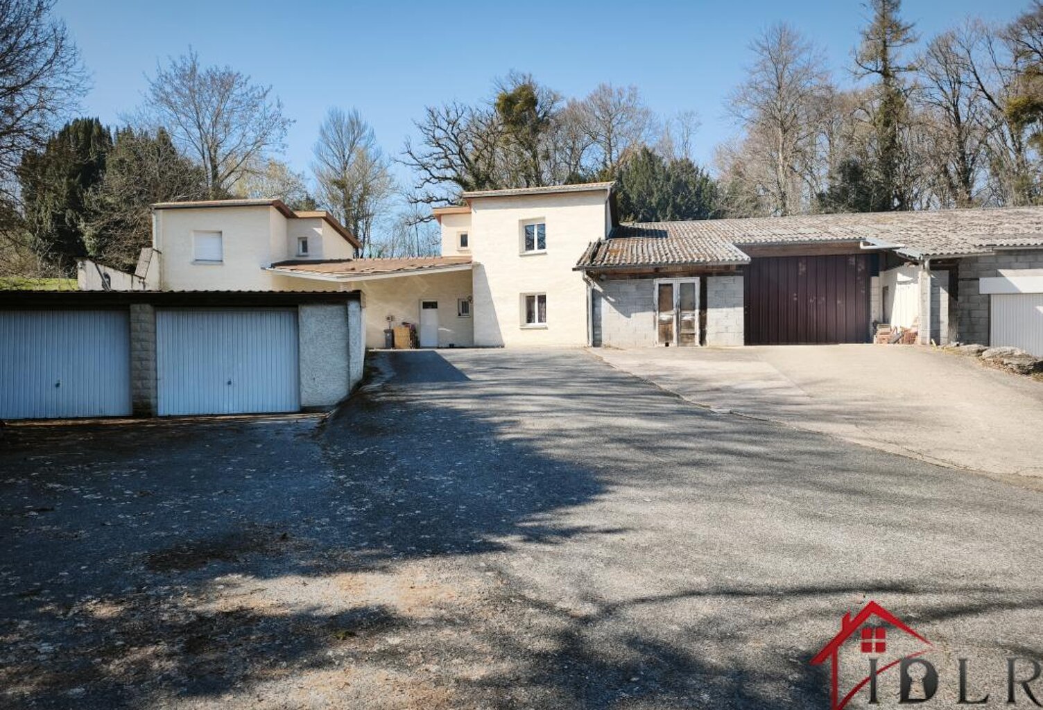 immeuble composé de 2 maisons, 2 garages et 2 bâtiments — photo 1