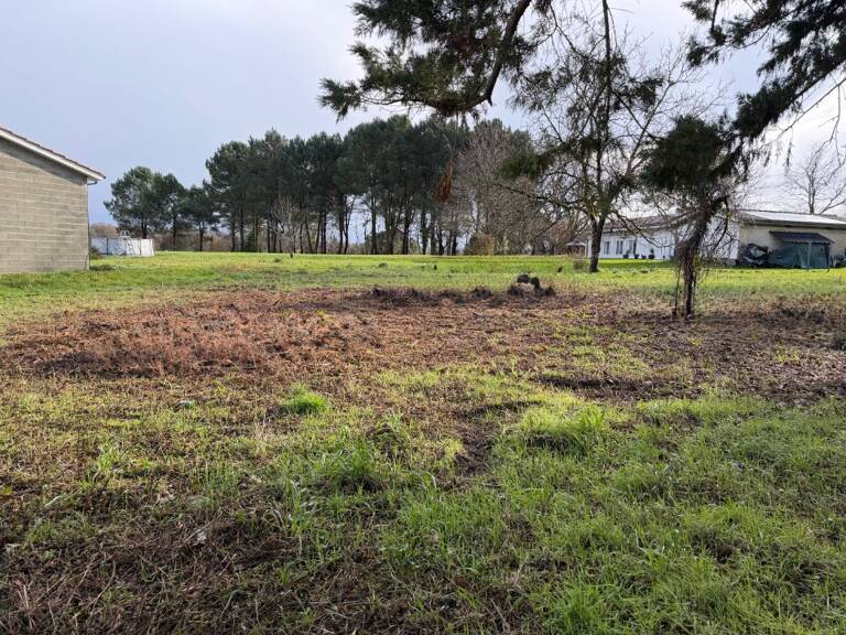Terrain à bâtir à Bazas (33430) — photo 1
