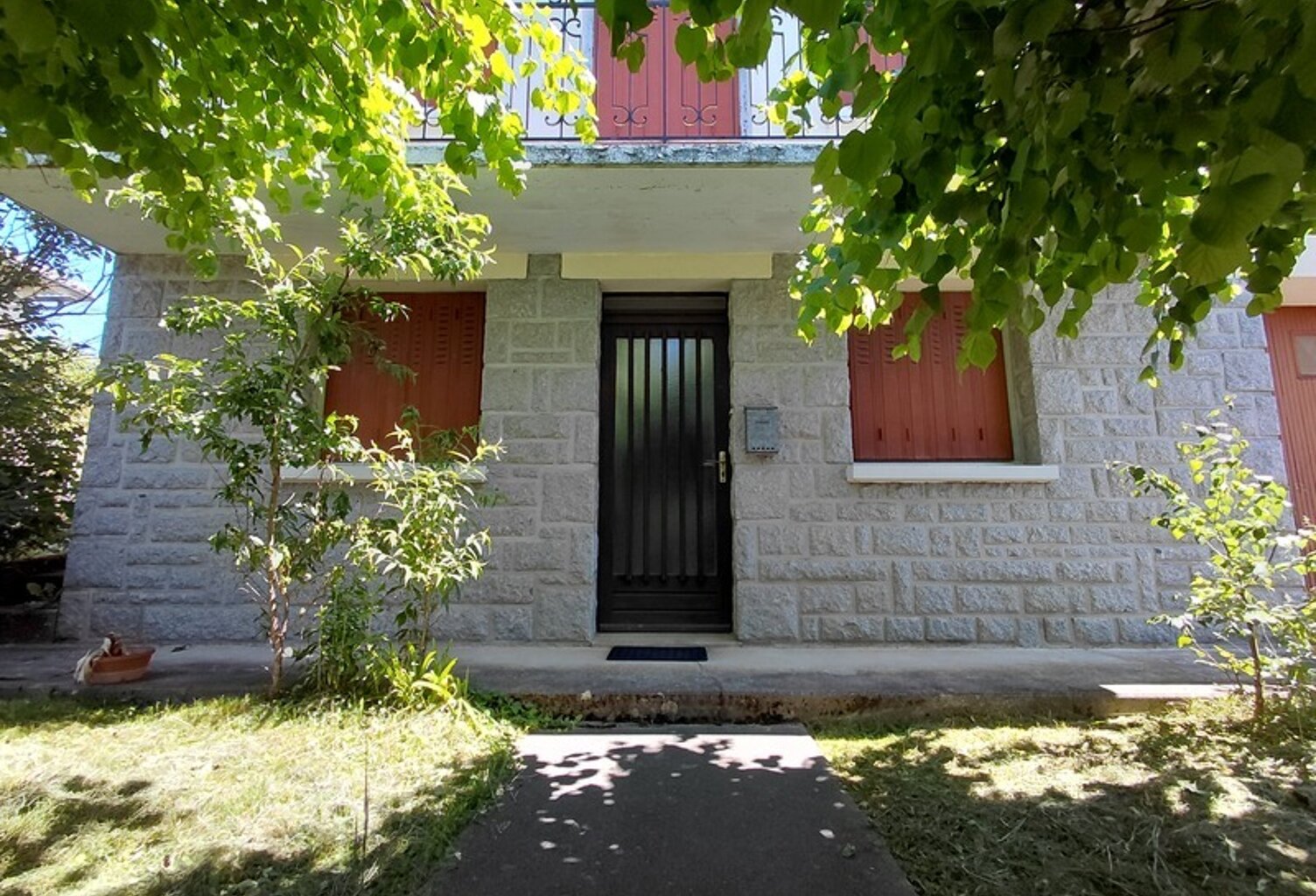 Maison familiale avec jardin et garage  Montsalvy (15120) — photo 1