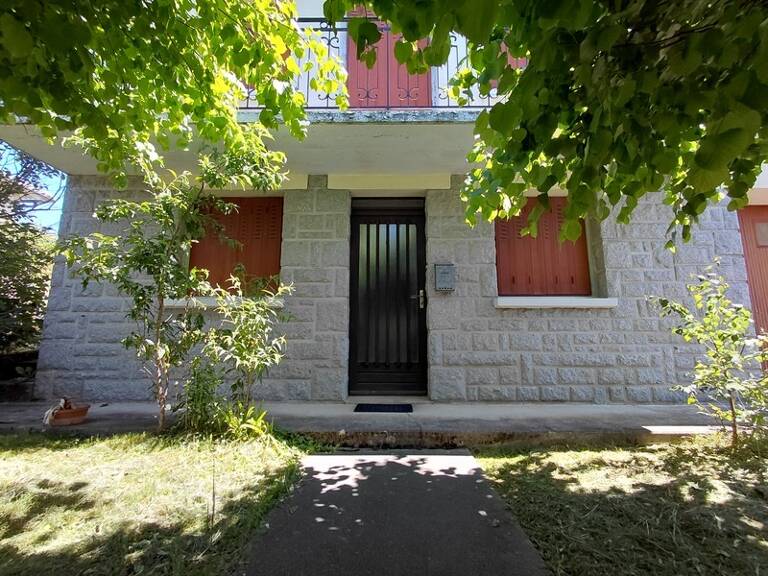 Maison familiale avec jardin et garage  Montsalvy (15120) — photo 1