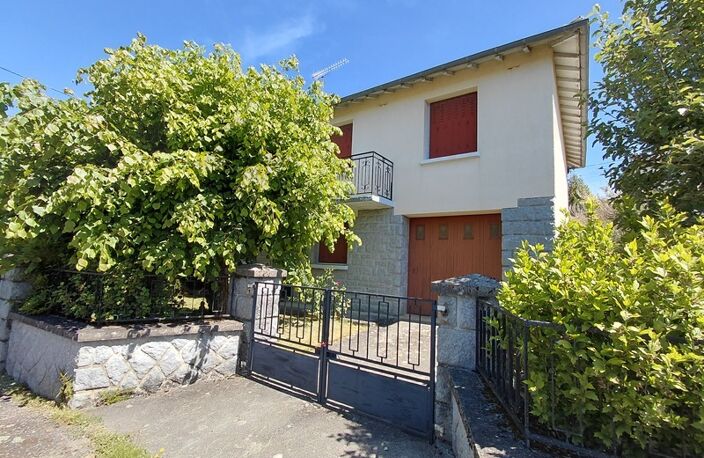 Maison familiale avec jardin et garage  Montsalvy (15120) — photo 2