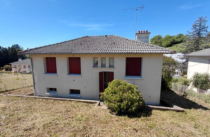 Maison familiale avec jardin et garage  Montsalvy (15120) — photo 3