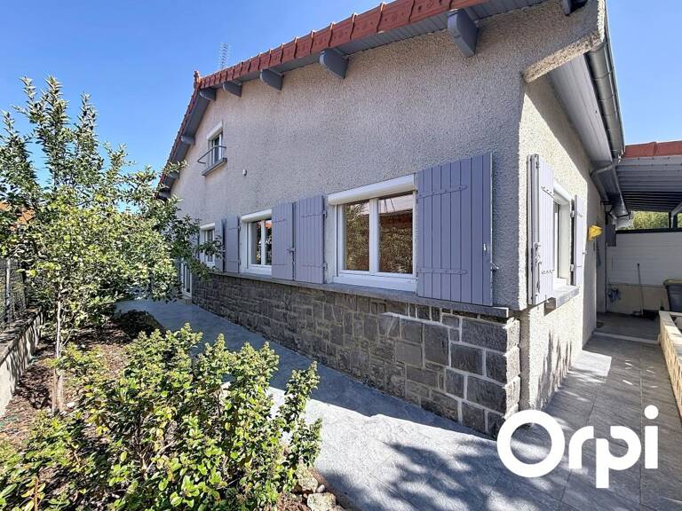 Maison Cournon-D'auvergne avec jardin : cuisine équipée, double salon/séjour spacieux avec accès à une véranda lumineuse et chauffée, deux chambres. Jardin bien entretenu, carport — photo 1