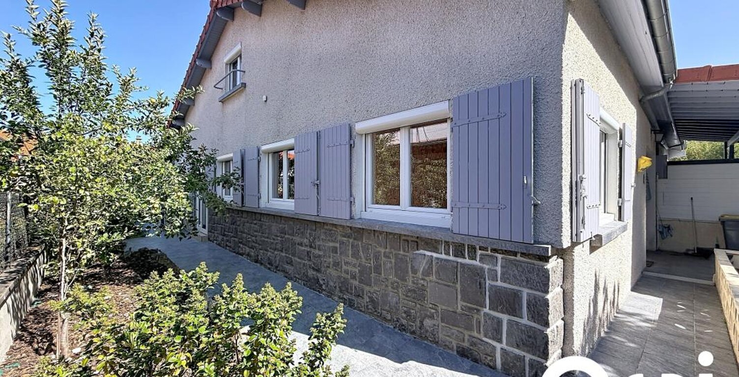 Maison Cournon-D'auvergne avec jardin : cuisine équipée, double salon/séjour spacieux avec accès à une véranda lumineuse et chauffée, deux chambres. Jardin bien entretenu, carport — photo 1