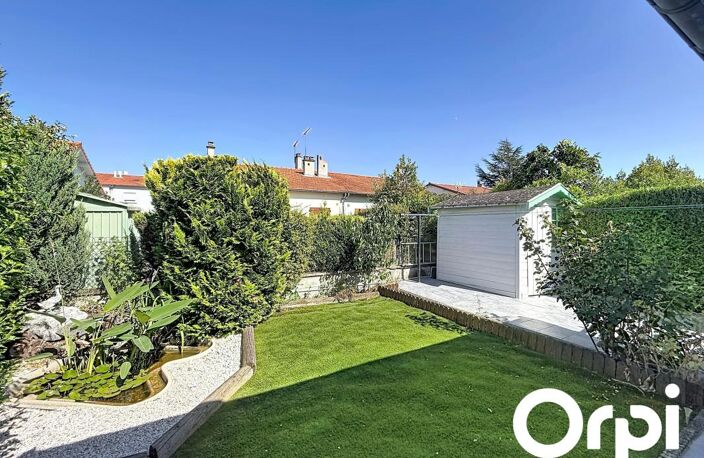 Maison Cournon-D'auvergne avec jardin : cuisine équipée, double salon/séjour spacieux avec accès à une véranda lumineuse et chauffée, deux chambres. Jardin bien entretenu, carport — photo 2