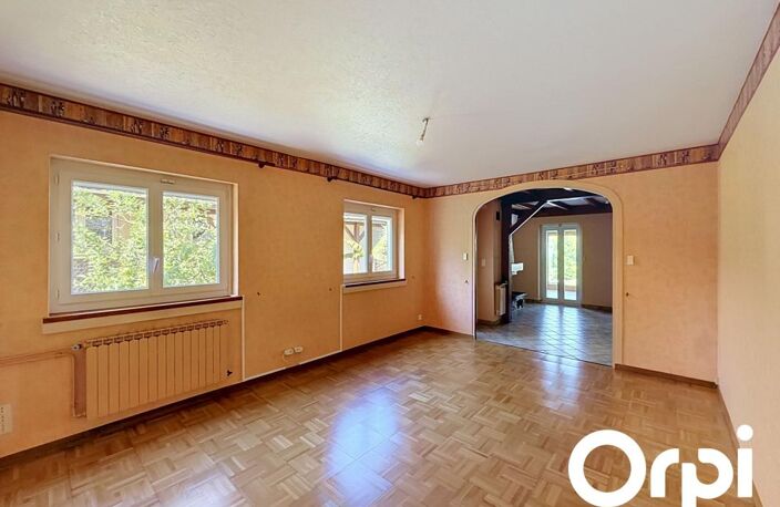 Maison Cournon-D'auvergne avec jardin : cuisine équipée, double salon/séjour spacieux avec accès à une véranda lumineuse et chauffée, deux chambres. Jardin bien entretenu, carport — photo 3