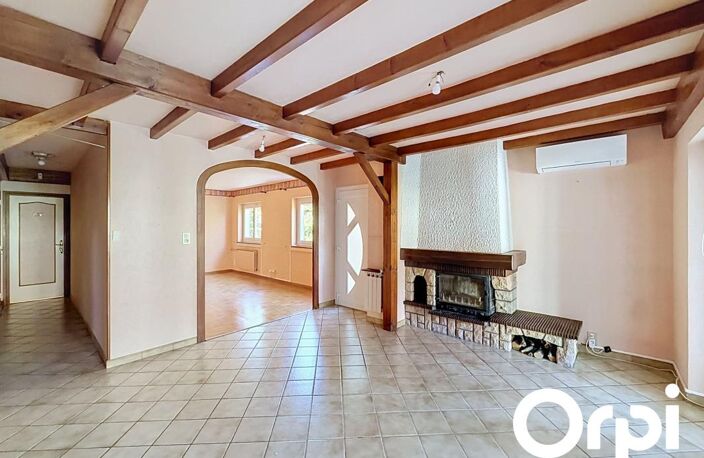 Maison Cournon-D'auvergne avec jardin : cuisine équipée, double salon/séjour spacieux avec accès à une véranda lumineuse et chauffée, deux chambres. Jardin bien entretenu, carport — photo 5