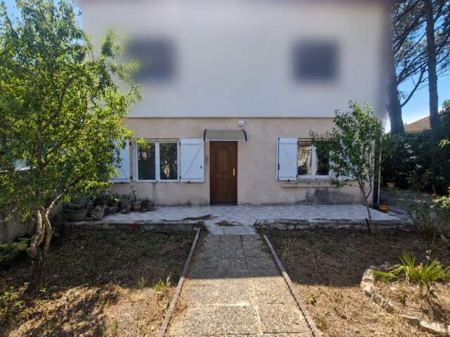 Appartement À Vendre au rez-de-chaussée 98 m², 3 chambres, jardin et garage privatif — photo du bien